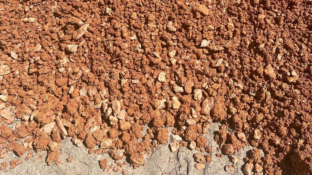 Sahada yığılmış kırmızı-kahve renkli dolgu malzemesi