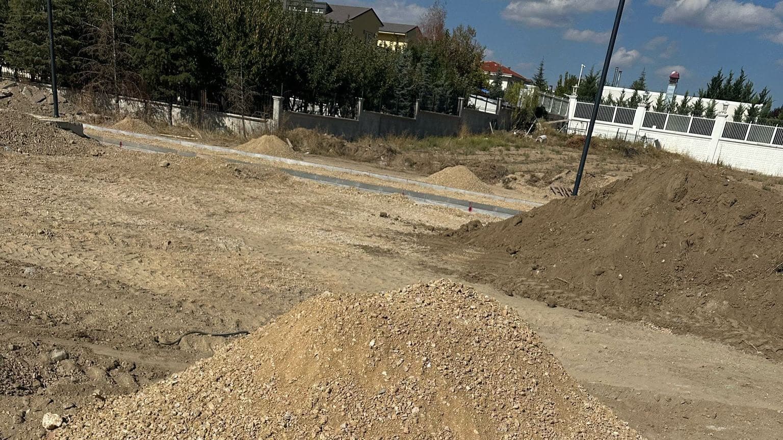Sahaya boşaltılmış dolgu kumu yığını