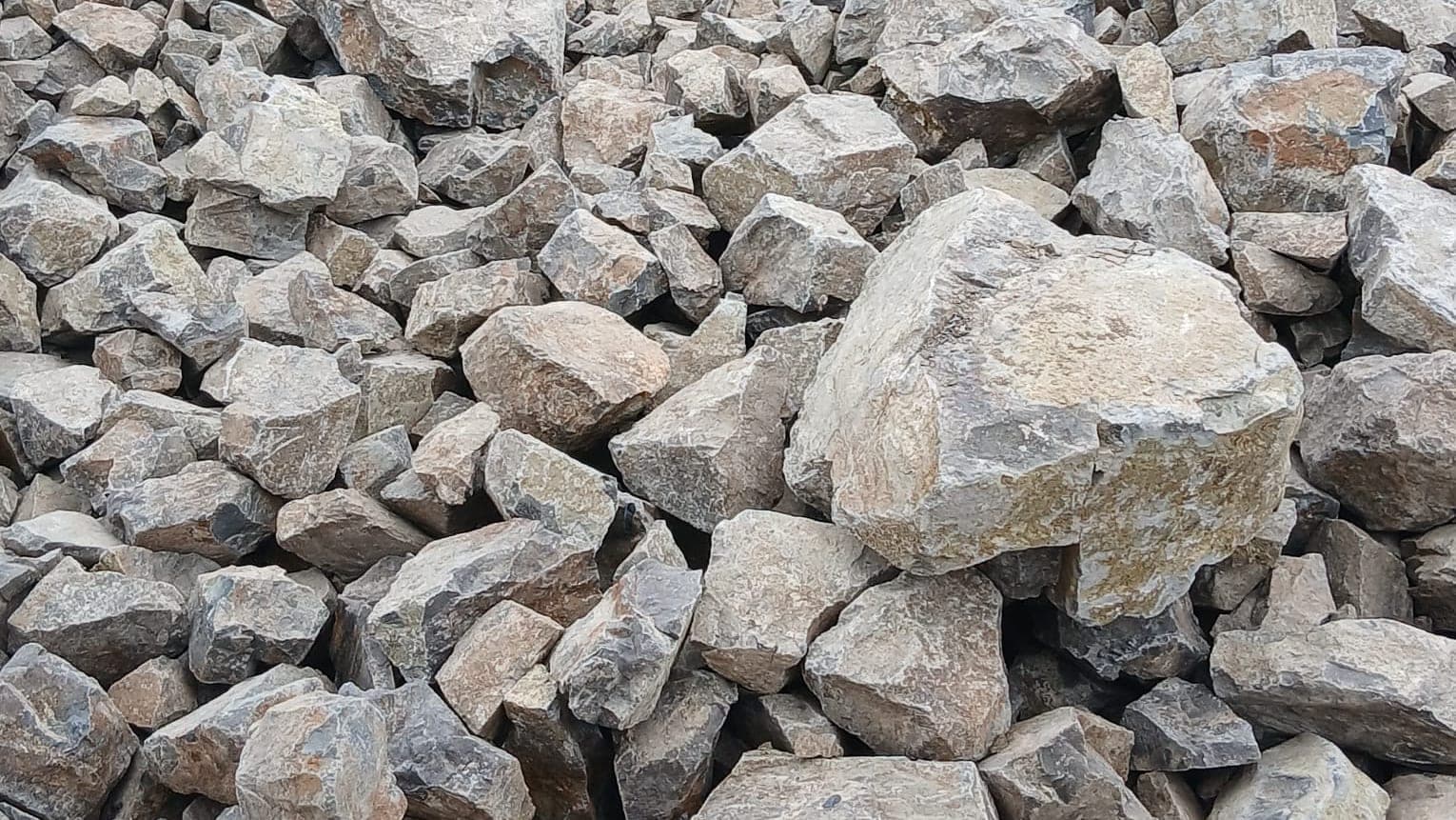 30-60 mm kaba mıcırın iri ve köşeli taneleri