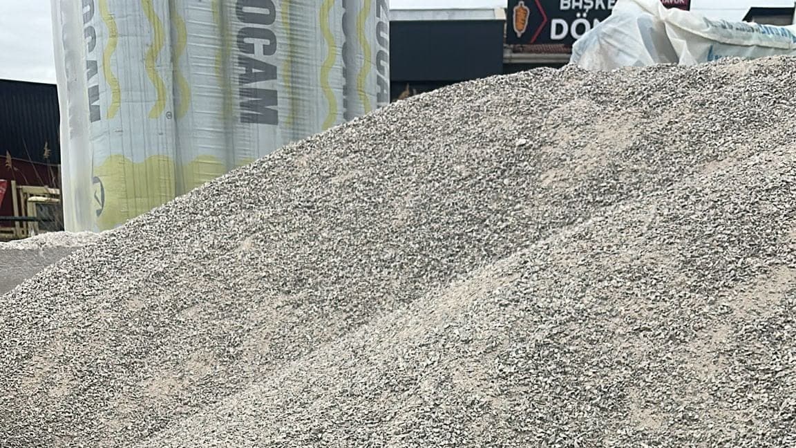 Parke taşı altı tesviye tabakası için stoklanmış ince mıcır tozu