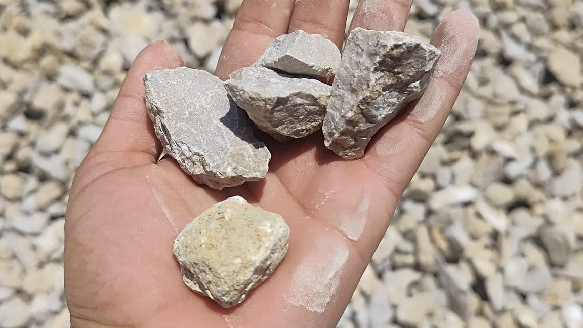 Şantiyede teslim alınan mıcırın avuç içinde tane boyutu kontrolü